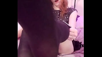 Kaki Mungilku Yang Basah Dan Penuh Dengan Cairan Putih Pekat. Live 30 Menit Lagi Ya Sayang.