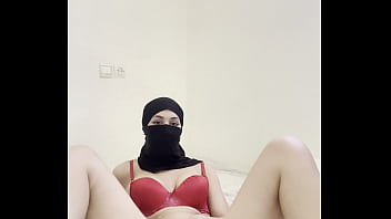 Gadis Muslimah Arab Berjilbab Menggoda Dirinya, Mainkan Memek Dan Gosok Klitoris, Fantasi Erotis Sendirian