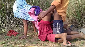 पत्नी जंगल से लकड़ी लेने गई तो पति ने कहा – आज खुले में ही जंगली चुदाई करेंगे