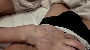 Satu Ranjang, Satu Rahasia… Dengan Sahabat Tiri Ibuku Yang Menggoda