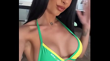 Pagi Ini Baru Saja Syuting Adegan Panas Dengan Dannydxxx Untuk Brazzers, Tubuhku Masih Gemetaran Dan Basah Karenanya