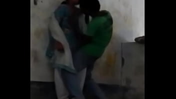 Mengisap Puting Susu Gadis Desa Yang Menggairahkan