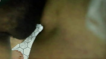 Mekarnya Asmara Di Kamar Mandi: Kisah Panas Pembantu Dan Majikan