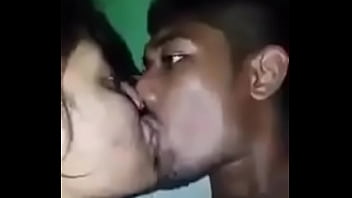 Gadis Desi Panas Berciuman Menggoda