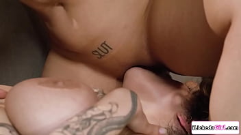 Gadis Lesbi Montok Nungging Di Wajah Kru Pengantar Arab Yang Seksi