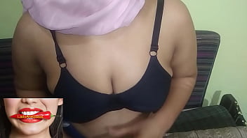 Wanita India Memamerkan Payudara Montoknya