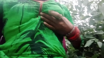 बीहड़ जंगल में देसी भाभी ने अपना रस टपकाया