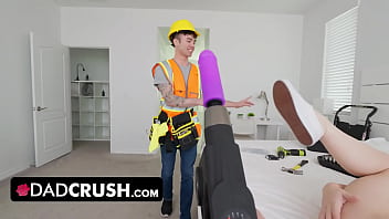 Dibungkukkan Di Pangkuan Ayah Tiriku Yang Ganas