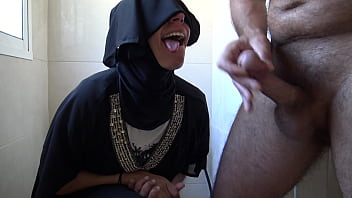 Istri Muslimah Tak Setia Dari Turki Berhijab Mengulum Kontol Besar Bos Jermannya