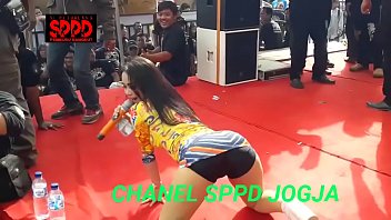 Sintya Riske Goyang Liar Di Atas Panggung, Bikin Naga Di Celana Meradang