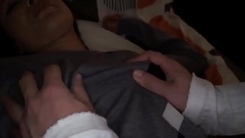 Ibu Tiri Jepang Yang Panas Menggoda Menghisap Kontol Anak Tirinya Yang Muda