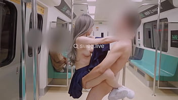 在地铁上偷偷玩跳蛋,却被痴汉趁机从背后插入,最后还被口爆到高潮连连,真是淫荡又刺激!