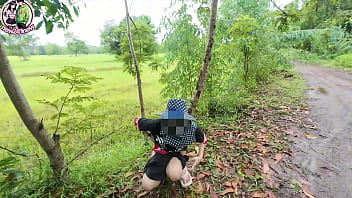 สาวไทยสุดสวยเดินเล่นในป่าแล้วเผลอเยี่ยว ต่อด้วยโชว์หีเรียวสวยริมถนนคมชัด 4k