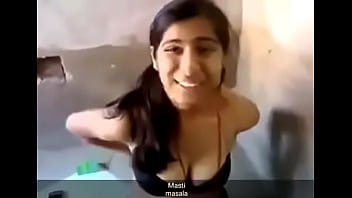 Gadis Desi Seksi Melepaskan Pakaiannya Dengan Menggoda