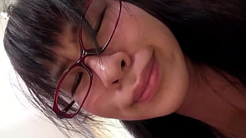 Gadis Jepang Kecil Berkacamata Menggoda Ayah Tiri Hingga Perawan Pecah Dan Diberi Isi Penuh