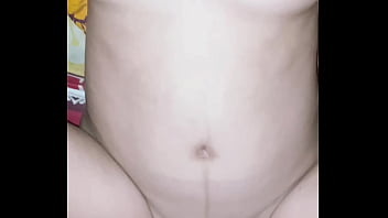 Rindu Diguyur Nafsu, Si Janda Bergaun Kuning Ini Meronta Menanti Kontolmu Yang Keras.