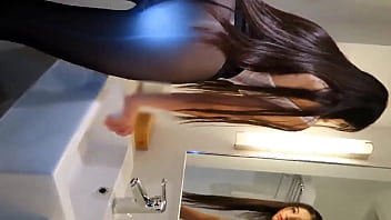 Gadis Tionghoa Pamer Tubuh Seksi Yang Menggoda