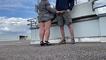 Nyonya Nakal Merentangkan Kakinya Lebar-lebar Dan Membungkuk Untuk Kencing Di Area Parkir