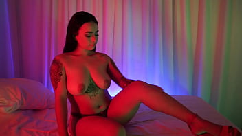 Gadis Montok Dengan Payudara Besar Menggoyang Kakak Tiri