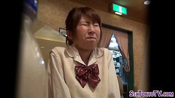 Gadis Asia Menggosok Permadani Panasnya