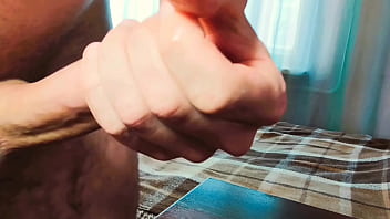 Mau Aku Tumpahin Isi Dalam Tubuhmu Saat Kau Terbaring Di Atas Meja