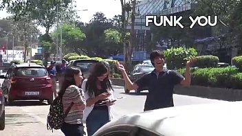 Cewek Nanya Ukuran Kontol Ke Orang Asing! Prank Gila Di India