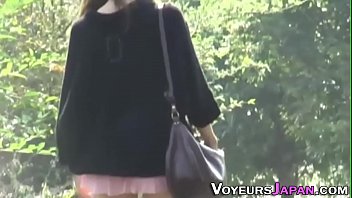 Gadis Jepang Tersingkap Di Bawah Rok