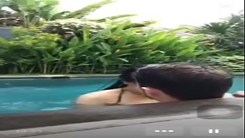 Bercinta Di Kolam Renang Saat Siaran Langsung