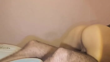 كلام العاهرة الممحونة يهيج وهي تتعرض للجماع من مؤخرتها، اسمع نساء الشعب المثيرة