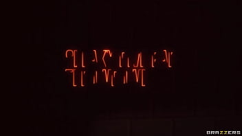 Perkelahian Liar Di Bar Gelap Dengan Kayley Gunner Yang Menggoda