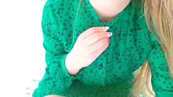 Gadis Seksi Dengan Payudara Montok Mengenakan Gaul Ketat Dan Merekam Video Panas Amatir