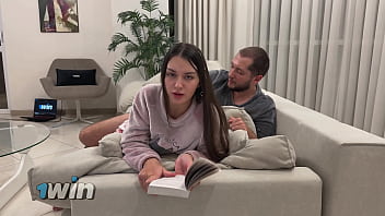 Berbagi Sofa Dengan Kakak Tiri Dan Menghamili Memeknya Saat Aku Tak Cepat-cepat Menarik Kontol