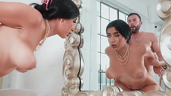 Gadis Arab Berpayudara Besar Alami Dihajar Ganas Kontol Raksasa