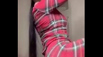 Asian Doll Menggoyangkan Pantat Montoknya Yang Seksi Di Instagram Live Sambil Menyanyikan Lagu Barunya, Gerakan Mulutnya Yang Menggoda Bikin Panas.