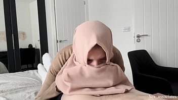 Ibu Tiri Arab Membantu Anak Laki-lakinya Yang Tangannya Patah Dengan Cara Yang Sangat Mesra