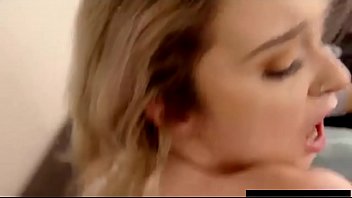 Lexi Lore Mengisap Kontol Kakak Tiri Sementara Ayahnya Jadi Pengintai