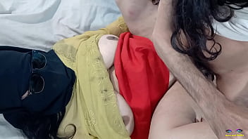 Istri Muslimah Nakal Berhijab Digilir Di Atas Meja Pakai Kacamata Hitam, Adegan Mesum Dengan Audio Hindi Jernih