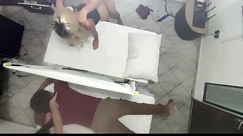 Pijat Pasangan Berujung Mesum, Istri Cantik Dihajar Masajis Di Depan Suami Yang Cuma Nonton