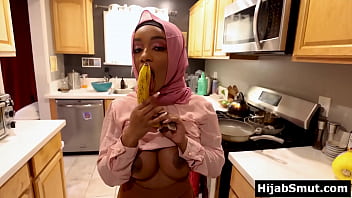 Gadis Muslimah Berkulit Gelap Belajar Teknik Oral Yang Menggairahkan