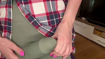 Ibu Tiri Yang Menggoda Ketahuan Oleh Anak Tirinya Yang Bergairah Saat Memamerkan Pantatnya Di Kelas Yoga