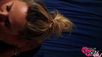 Ibu Tiri Bergoyang, Davina Raines Menggoda Anak Tirinya Yang Sedang Asyik Memuaskan Nafsu