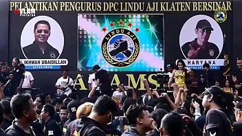 Tarian Erotis Indonesia – Dua Penyanyi Cantik Menggoyang Panggung Dikelilingi Banyak Pria Liar