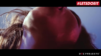 Henessy, Milf Rusia Seksi Yang Diberi Susu Panas Oleh Kekasihnya