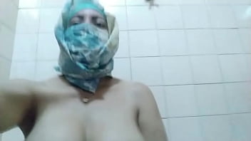 Ibu Muslim Arab Asli Memuaskan Dirinya Sampai Klimaks Ekstrem Di Kamera Hijab Porno Dan Memamerkan Kaki