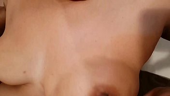 Mohini Menggoda Dengan Memainkan Payudaranya Sendiri Dalam Gerakan Lambat Yang Penuh Gairah