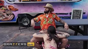 Anna Chambers Jadi Pelacur Nakal Di Balik Konter Dan Dihardcore James Angel Di Dalam Truk Makanan