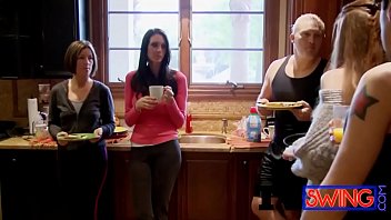 Malam Ini Dia Akan Melahap Setiap Kontol Yang Ada