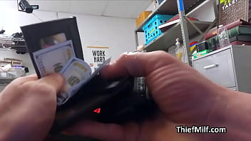 Peramal Milf Bertekuk Lutut Dan Minta Dimasukin Kontol Setelah Ketahuan