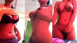 Gadis Mungil Dengan Payudara Besar Menggoda