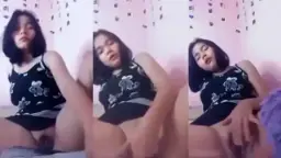 Gadis Seksi Mengocok Memek Sampai Klimaks